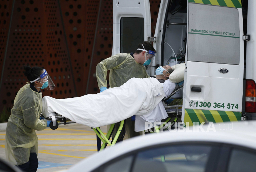  Seorang warga Epping Gardens Aged Care Facility dibawa dengan ambulans di Epping, pinggiran Melbourne, Australia, 28 Juli 2020.