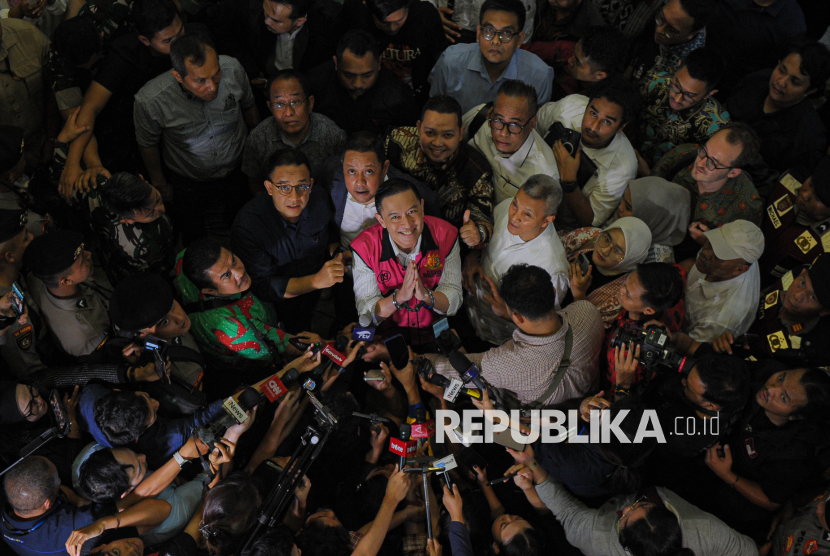 Terdakwa Thomas Trikasih Lembong atau Tom Lembong usai menjalani sidang pembacaan putusan di Pengadilan Negeri Tipikor, Jakarta, Senin (30/6/2025). Majelis Hakim menjatuhkan hukuman kepada mantan Menteri Perdagangan Tom Lembong dengan pidana 4 tahun dan enam bulan penjara, denda Rp750 juta subsider 6 bulan kurungan dalam kasus dugaan korupsi impor gula.