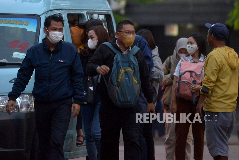 Warga berjalan usai turun dari angkutan umum di Jakarta, Selasa (3/1/2023). Pemprov DKI Jakarta mengimbau pengguna transportasi umum tetap memakai masker, meskipun status pemberlakuan pembatasan kegiatan masyarakat (PPKM) telah resmi dicabut. Republika/Prayogi.