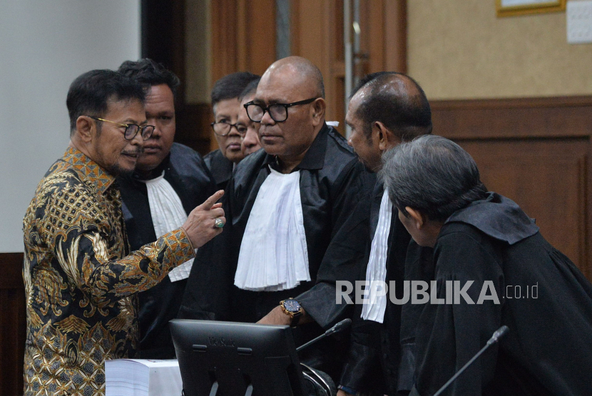 Terdakwa kasus pemerasan dan gratifikasi di Kementerian Pertanian Syahrul Yasin Limpo berkonsultasi dengan kuasa hukum saat menjalani sidang pembacaan tuntutan di Pengadilan Tipikor, Jakarta, Jumat (28/6/2024). Jaksa Penuntut Umum KPK menuntut mantan Menteri Pertanian Syahrul Yasin Limpo (SYL) dijatuhi hukuman penjara 12 tahun dan denda Rp500 juta subsider pidana kurungan enam bulan dalam kasus dugaan pemerasan dan gratifikasi di Kementerian Pertanian. 