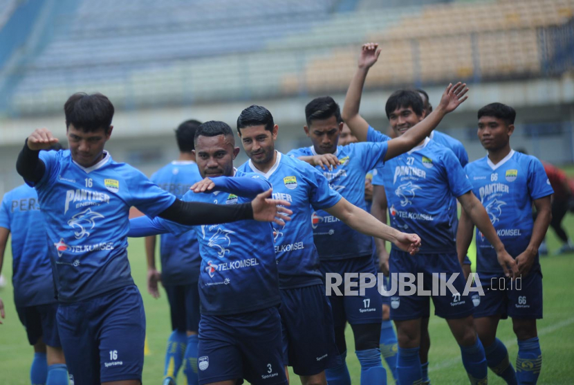 Tim Persib  menjalani latihan di Stadion Gelora Bandung Lautan Api (GBLA) menyambut pelaksanaan Turnamen Piala Menpora, Bandung, Kamis (4/3). 
