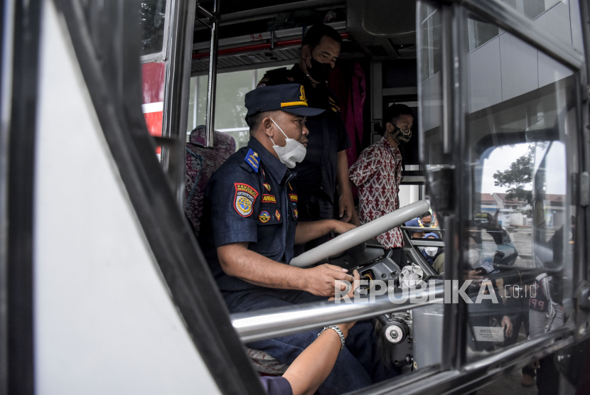 Organisasi Angkutan Darat (Organda) Kota Bandung mengusulkan kenaikan tarif angkutan umum kepada pemerintah daerah imbas dari harga Bahan Bakar Minyak (BBM) yang naik.