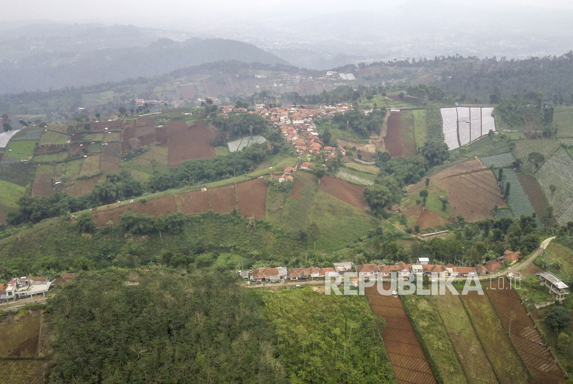 Foto udara suasana lahan permukiman dan pertanian di kawasan Cimenyan, Kabupaten Bandung, Jawa Barat, Selasa (11/10/2022).