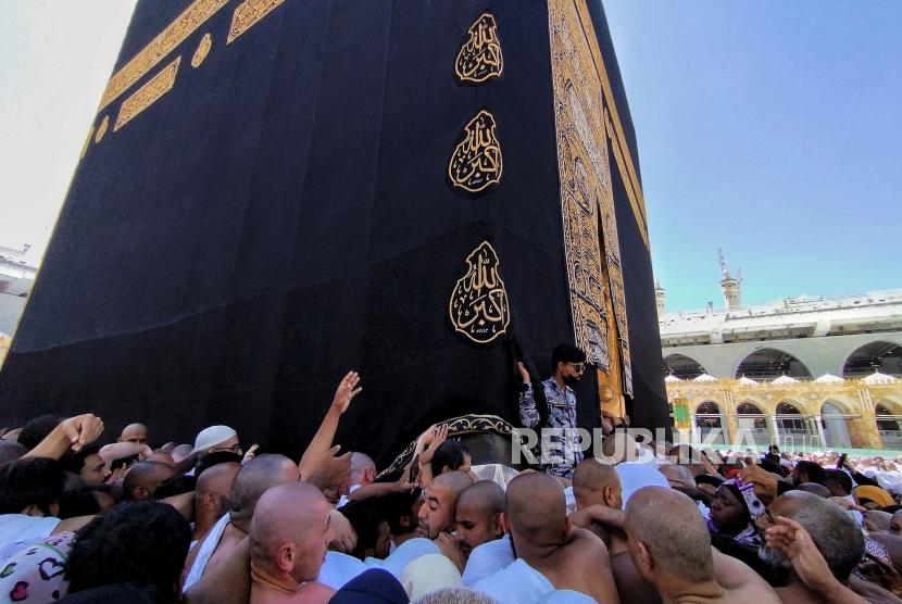 Jamaah haji berebut menyentuh Hajar aswad di Masjidil Haram, Mekkah, Arab Saudi, Ahad (30/4/2023). 