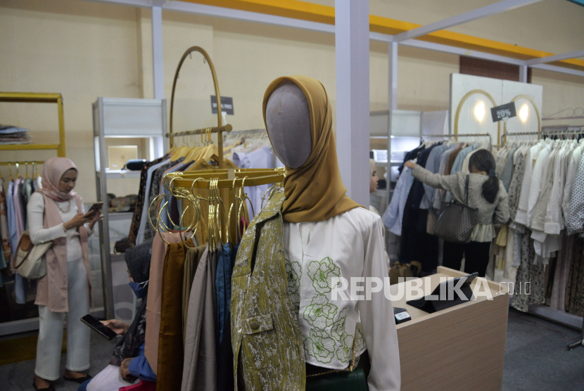 Visitors view products sold during BSI International Expo 2024 event at Jakarta Convention Center (JCC), Senayan, Jakarta, Thursday (20/6/2024). The halal lifestyle is increasingly becoming a trend.