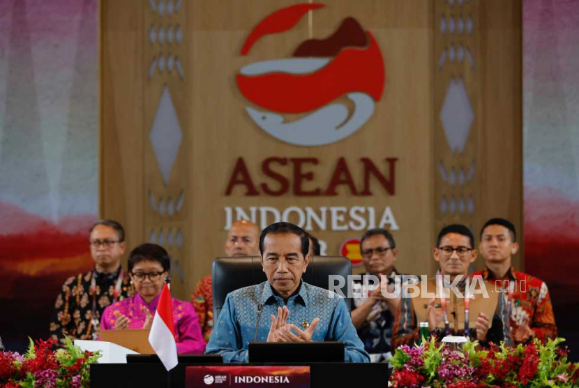  Presiden Joko Widodo (tengah) memberikan tepuk tangan pada KTT Indonesia-Malaysia-Thailand Growth Triangle (IMT-GT) ke-15 di sela-sela KTT ASEAN ke-42 di Labuan Bajo, Provinsi Nusa Tenggara Timur,  Kamis (11/5/2023).