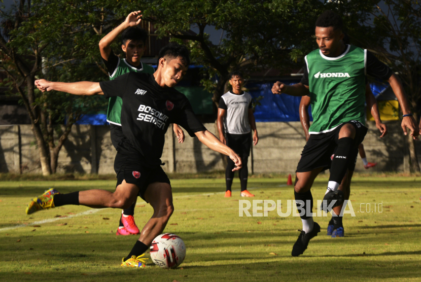 Sejumlah pesepak bola PSM Makassar menjalani latihan di Lapangan Bosowa Sport Centre, Makassar, Sulawesi Selatan, Senin (14/6/2021).Tim PSM Makassar mulai menjalani latihan jelang kompetisi Liga 1 pascakeluarnya izin pelaksaan Liga 1 dan Liga 2 yang akan berlangsung pada Juli 2021. 