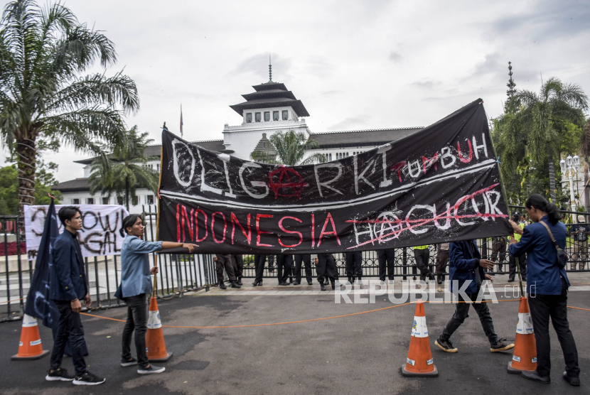 Sejumlah mahasiswa dari berbagai universitas membentangkan spanduk saat berunjuk rasa di depan Gedung Sate, Jalan Diponegoro, Kota Bandung.