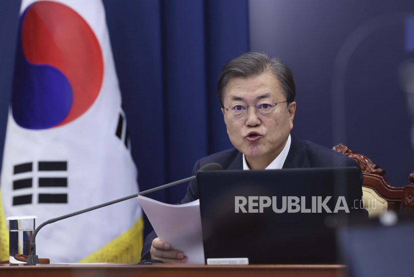 Presiden Korea Selatan Moon Jae-in berbicara selama pertemuan dengan sekretaris seniornya di Gedung Biru kepresidenan di Seoul, Korea Selatan, Senin, 7 Desember 2020.