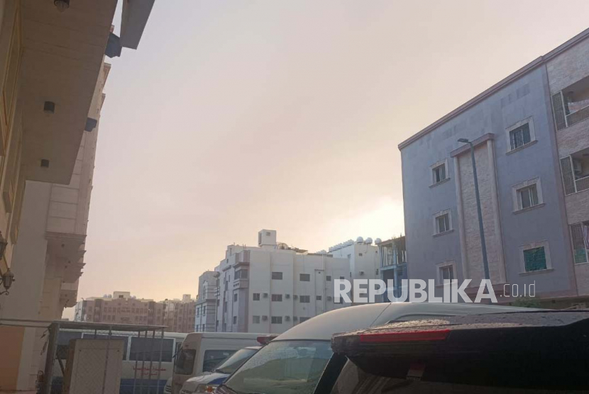 Hujan gerimis disertai angin dan petir melanda kota Madinah tepatnya di sekitar Klinik Kesehatan Haji Indonesia pada Kamis (25/5/2023) sejak pukul 18.00 Waktu Arab Saudi (WAS).