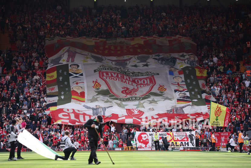  Supporters unfurl a banner in the Kop end of Anfield stadium ahead of the the English Premier League soccer match between Liverpool FC and Tottenham Hotspur in Liverpool, Britain, 05 May 2024.  