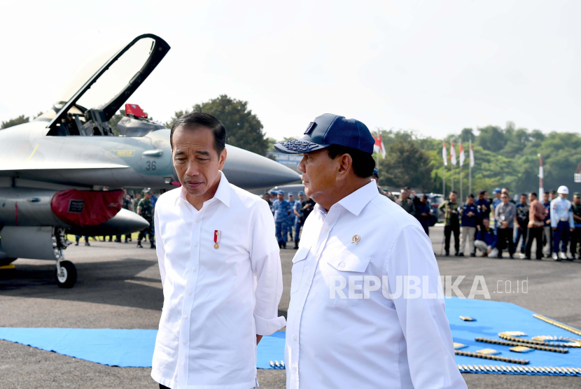 Presiden Joko Widodo (Jokowi) didampingi Menteri Pertahanan Prabowo Subianto.