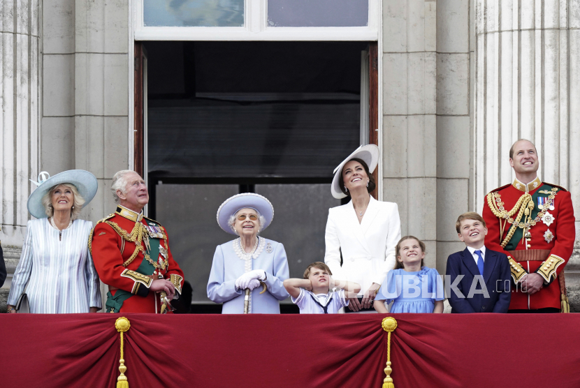 Pangeran William dan Kate Middleton pun mengadopsi gelar baru setelah wafatnya sang ratu menjadi Duke and Duchess of Cornwall and Cambridge