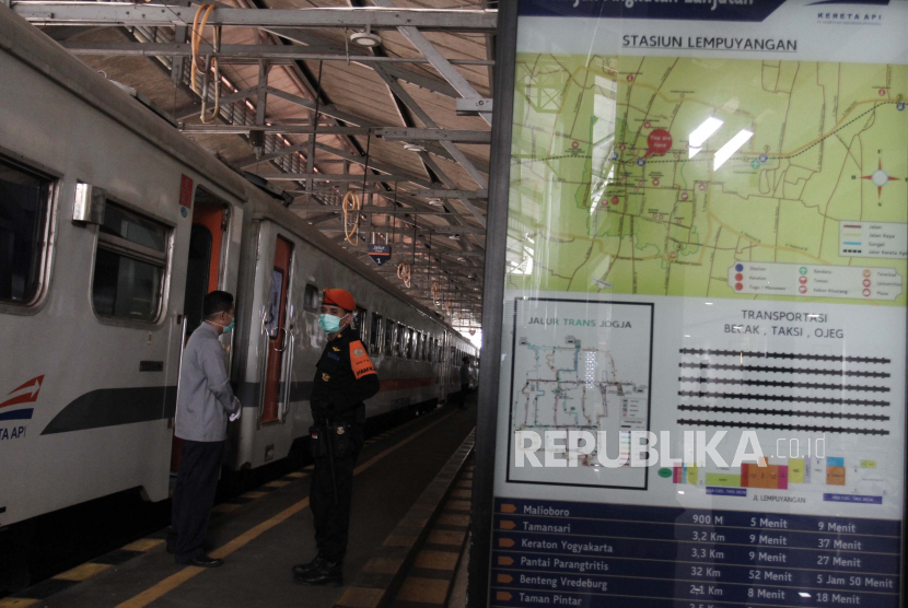 Petugas khusus kereta api berdiri di dekat rangkaian kereta jarak jauh, di Stasiun Lempuyangan, DI Yogyakakarta