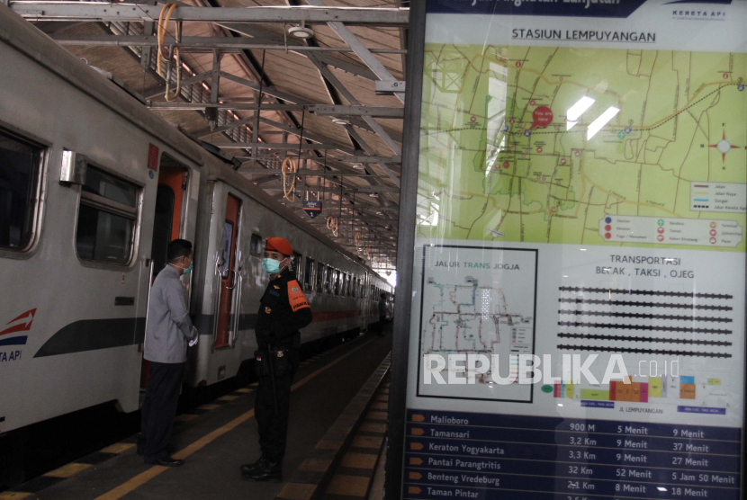 Petugas khusus kereta api berdiri di dekat rangkaian kereta jarak jauh, di Stasiun Lempuyangan, DI Yogyakakarta, Rabu (1/4/2020). PT KAI Daerah Operasi 6 Yogyakarta membatalkan 122 perjalanan kereta jarak jauh dan kereta bandara selama bulan April sebagai upaya mendukung langkah Pemerintah mengatasi penyebaran wabah virus Corona (COVID-19)