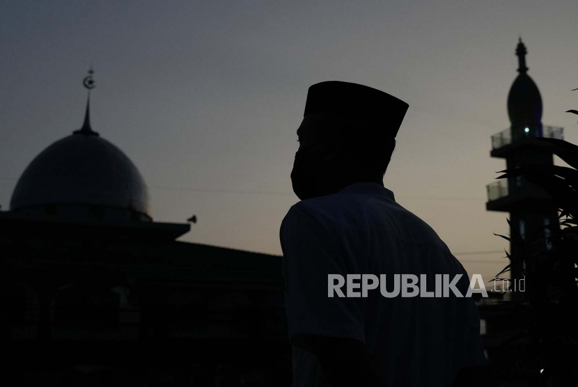 Seorang Muslim menuju ke sebuah masjid untuk sholat.