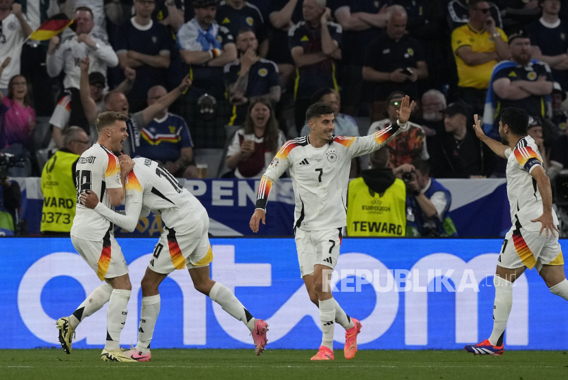 Para pemain Jerman merayakan gol saat pertandingan Grup A antara Jerman dan Skotlandia pada turnamen sepak bola Euro 2024 di Munich, Jerman, Jumat, 14 Juni 2024.Timnas Jerman menang telak 5-1 atas Skotlandia pada pertandingan pembuka Euro 2024.