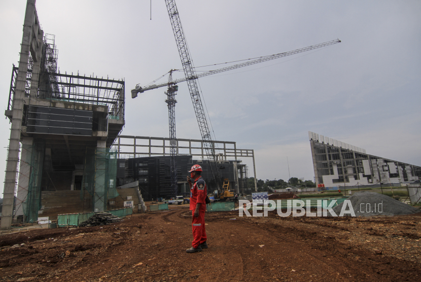 Pekerja menyelesaikan pembangunan gedung rektorat di Universitas Islam Internasional Indonesia, Cimanggis, Depok, Jawa Barat, Senin (25/1/2021). Pemerintah menargetkan konstruksi utama kampus Universitas Islam Internasional Indonesia (UIII) rampung pada Juni atau Agustus 2021 dan kemudian siap menerima mahasiswa juga pada tahun ini. 