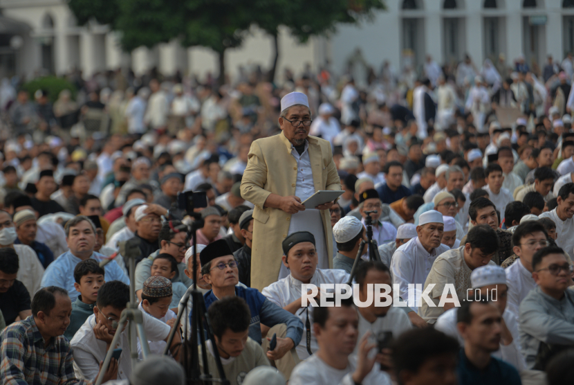 Jamaah melaksanakan shalat idul adha di halaman Masjid Al-Azhar, Jakarta, Jumat (6/6/2025). Populasi Muslim tercatat melonjak tajam sedekade belakangan.