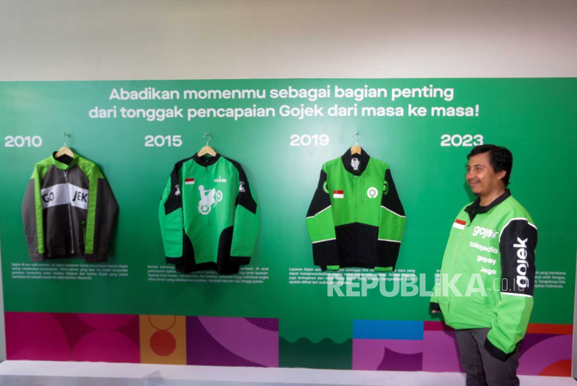 Mitra Gojek memakai jaket baru usai peluncuran jaket baru driver Gojek, di Jakarta, Sabtu (28/10/2023). 