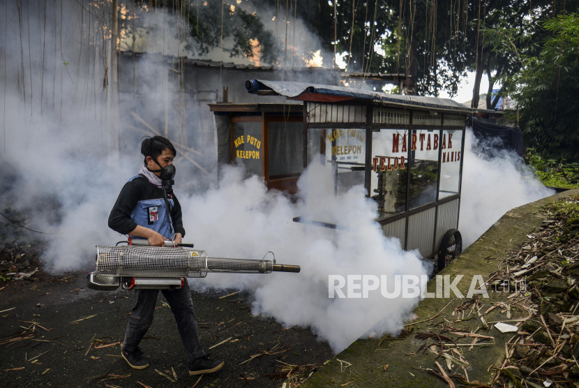 Petugas melakukan pengasapan (fogging) di kawasan Pabaton, Kota Bogor, Jawa Barat Kamis (8/12/2022). Pengasapan di pemukiman penduduk tersebut untuk mengantisipasi penyakit Demam Berdarah Dengue (DBD) yang berasal dari nyamuk Aedes Aegypti pada musim hujan. Republika/Putra M. Akbar