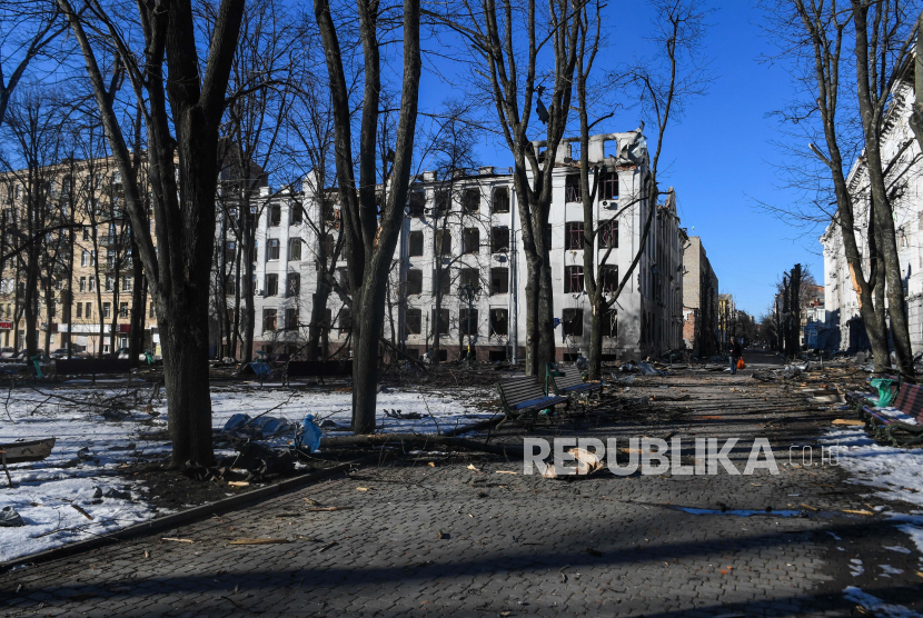 Bangunan rusak setelah penembakan terlihat di Kharkiv, Ukraina, 20 Maret 2022. Kelompok Press Emblem Campaign (PEC) yang berbasis di Jenewa mengatakan sebanyak 3.000 wartawan asing bekerja di Ukraina, enam orang meninggal dunia.