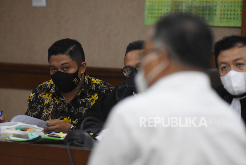 Terdakwa mantan penyidik KPK Stepanus Robin Pattuju (kiri) mendengarkan keterangan saksi saat mengikuti sidang perkara dugaan suap terkait pengurusan atau penanganan sejumlah kasus di KPK, di Pengadilan Tipikor, Jakarta, Senin (4/10/2021). Sidang lanjutan tersebut beragendakan mendengarkan keterangan dua saksi yang dihadirkan JPU KPK yakni Sebastian D Marewa dan Yusmada.