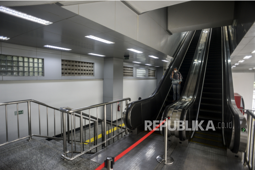 Penumpang turun dari eskalator usai menaiki KRL Commuter Line di Stasiun Matraman, Jakarta (ilustrasi). 