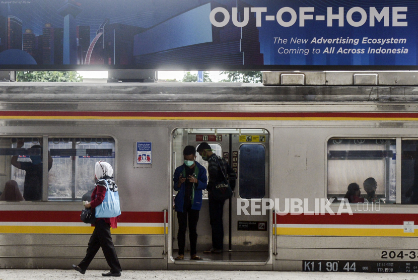 Sejumlah penumpang menaiki kereta di Stasiun Tanah Abang, Jakarta (ilustrasi). PT KAI menugaskan anak usahanya, PT KCI, untuk mengoperasikan KA lokal di dua wilayah.
