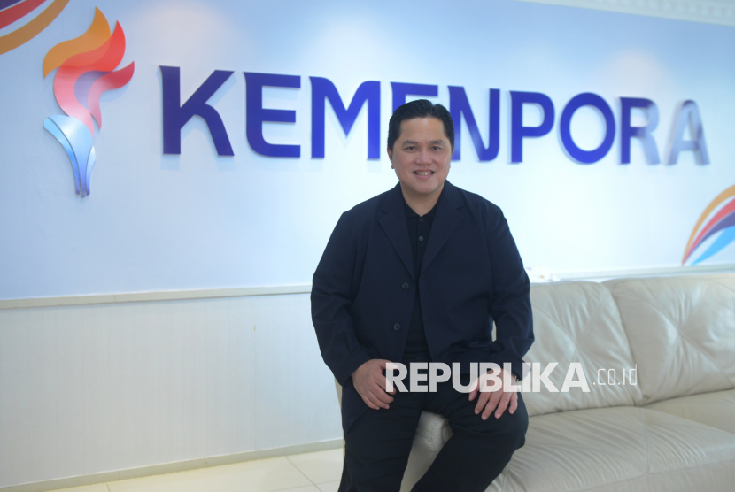 Minister of Youth and Sports Erick Thohir poses after being interviewed by Republika at the Ministry of Youth and Sports Office, Jakarta, Monday (22/9/2025).