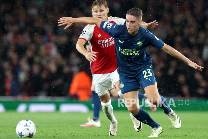 Playmaker Arsenal Martin Odegaard saat menghadapi PSV Eindhoven di Liga Champions.