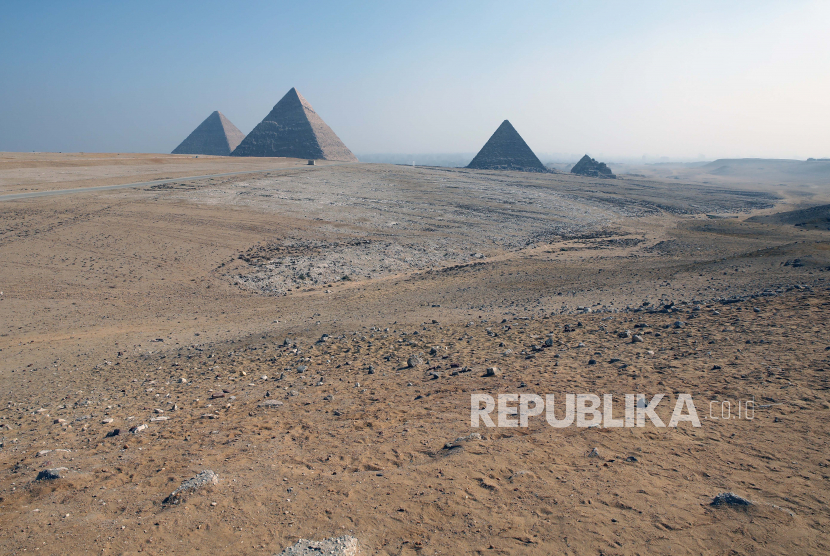 Sihir merupakan bagian tak terlepaskan dari masyarakat Mesir kuno. Pemandangan umum Piramida Giza, di Giza, Mesir, 10 November 2020.