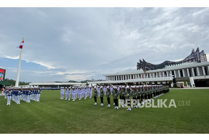 Suasana upacara Peringatan Detik-detik Proklamasi Kemerdekaan Republik Indonesia (RI) di lapangan upacara Istana Negara Ibu Kota Nusantara (IKN), Penajam Paser Utara, Kalimantan Timur, Sabtu (17/8/2024). Upacara dalam rangka hari ulang tahun (HUT) ke-79 RI tersebut mengusung tema Nusantara Baru Indonesia Maju.