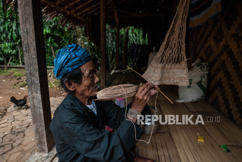 Warga suku Badui Luar memproduksi tas kojal di Kampung Kaduketug, Kabupaten Lebak, Provinsi Banten, Senin (1/11/2021).