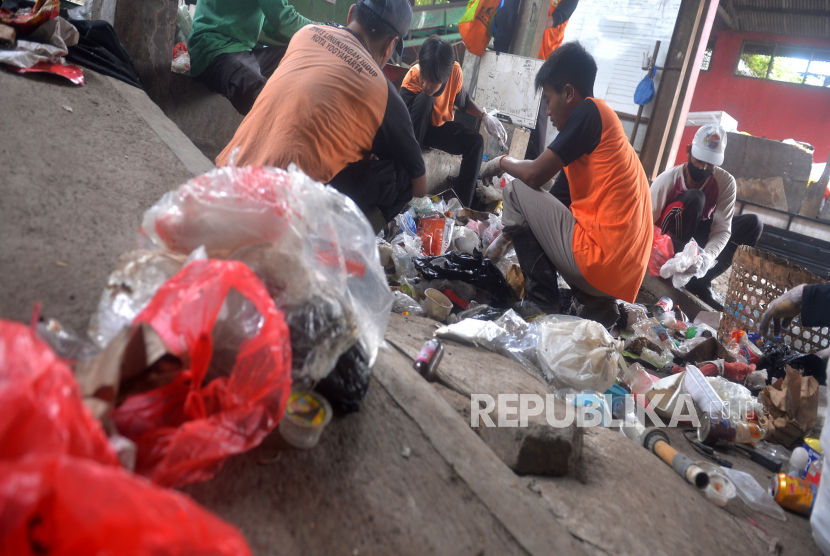 Petugas memilah sampah rumah tangga yang baru datang di Tempat Pengolahan Sampah (TPS) Reduce, Reuse, Recycle (3R) Nitikan, Yogyakarta, Kamis (3/11/2022). Di TPS 3R sampah dari warga dipilah terlebih dahulu sebelum dikirim ke TPST Piyungan. Rencananya Pemkot Yogyakarta akan menambah TPS di Nitikan untuk pengolahan sampah yang dampaknya akan mengurangi pembuangan sampah ke TPST Piyungan. Nantinya diharapkan dengan adanya TPS Nitikan 1 dan TPS Nitikan 2 dapat mengurangi sampah hingga 80 ton setiap harinya.