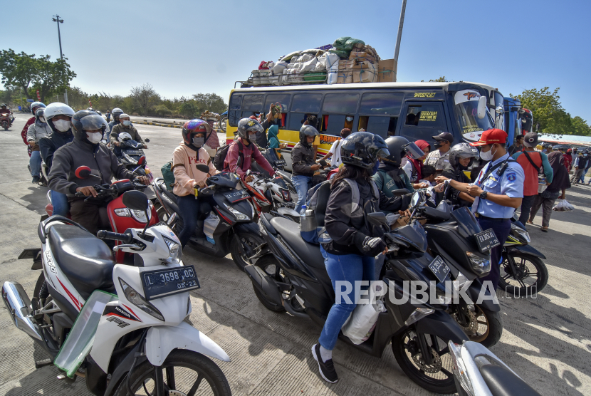 Sejumlah penumpang yang menggunakan sepeda motor bersiap memasuki kapal feri Satya Dharma yang akan menuju Pulau Sumbawa dari Pelabuhan Kayangan, Selong, Lombok Timur, NTB (ilustrasi). Ditjen Perhubungan Darat Kementerian Perhubungan (Kemenhub) memutuskan untuk menaikan tarif angkutan penyeberangan.