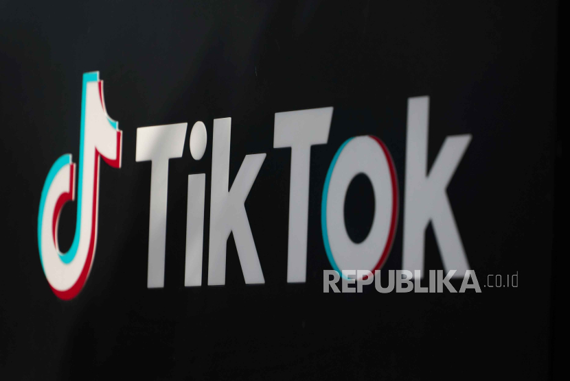 Logo TikTok dipajang di Los Angeles, California, AS, (15/2/2024). 