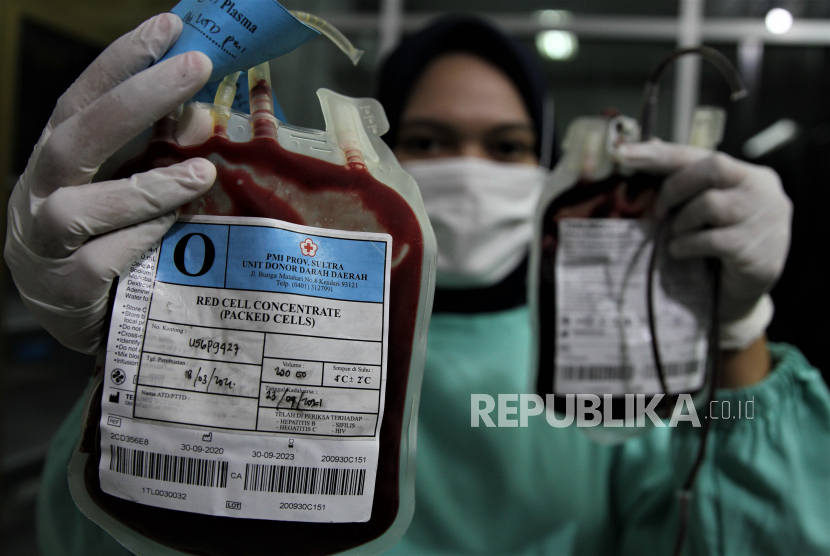 Petugas Unit Transfusi Darah PMI Kendari menunjukan kantong berisi darah pendonor di Kantor PMI Kendari, Kendari, Sulawesi Tenggara, Selasa (6/4/2021). (Ilustrasi)