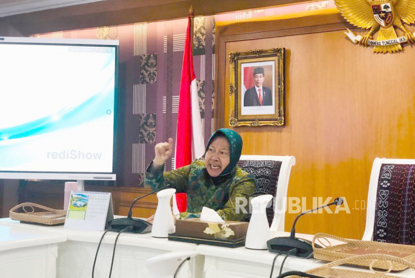 Menteri Sosial Tri Rismaharini saat ditemui awak media di kantornya kawasan Salemba, Jakarta Pusat, Selasa (2/5/2023).