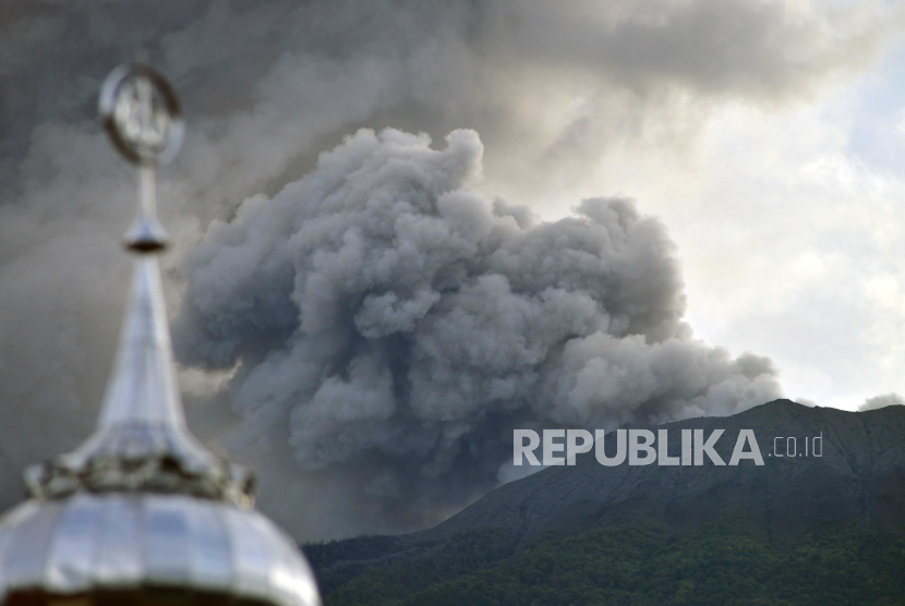 Gunung Marapi yang mengeluarkan abu vulkanik terlihat dari Nagari Batu Palano, Agam, Sumatra Barat, Senin (4/12/2023). 