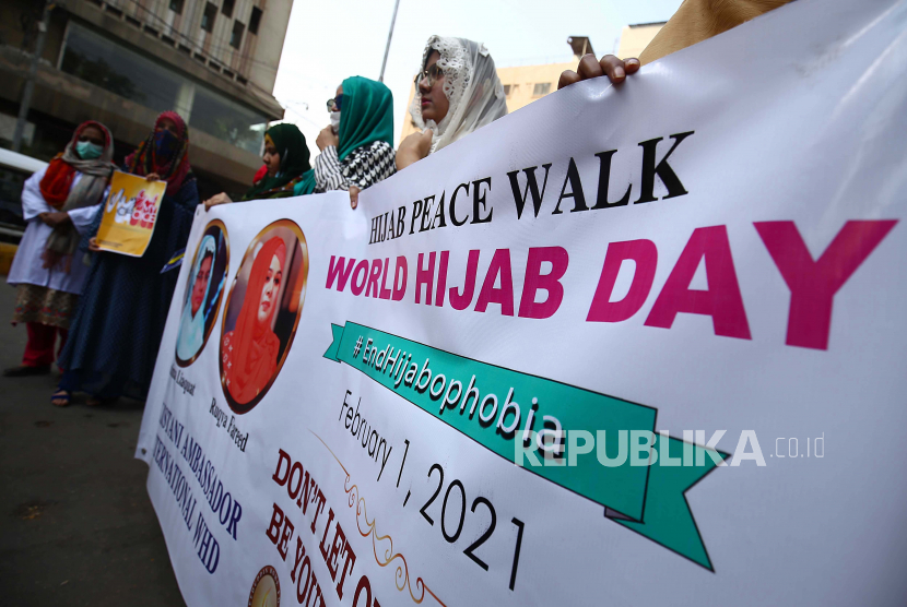 Wanita Pakistan memegang plakat untuk menandai Hari Hijab (Kerudung) Sedunia di Karachi, Pakistan, 01 Februari 2020. Hari Hijab Internasional diperingati untuk menunjukkan solidaritas dengan wanita Muslim di negara-negara di mana undang-undang melarang cadar.
