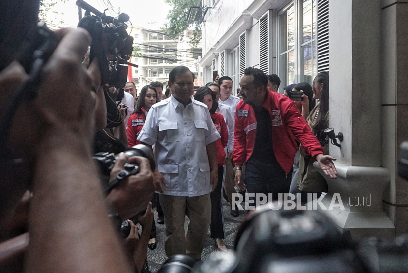 Ketua Umum Partai Solidaritas Indonesia (PSI) Giring Ganesha bersama Ketua Umum Partai Gerindra Prabowo Subianto berjalan untuk melakukan pertemuan di Kantor DPP PSI, Jakarta, Rabu (2/8/2023). 