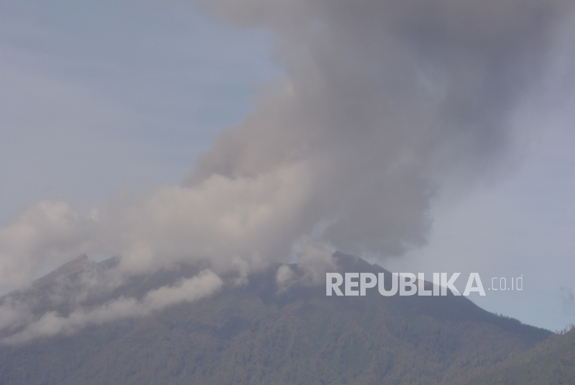 Semburan abu vulkanik Gunung Raung terlihat di Desa Kalianyar, Ijen, Bondowoso, Jawa Timur. 