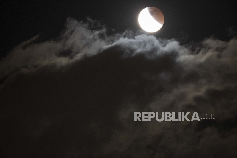Gerhana bulan terjadi di Manila, Filipina, Rabu, 26 Mei 2021. Gerhana bulan total pertama dalam lebih dari dua tahun bertepatan dengan supermoon minggu ini untuk pertunjukan kosmik yang luar biasa.