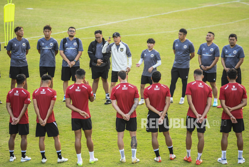 Pelatih Timnas Indonesia Shin Tae-yong (tengah) memberikan instruksi kepada para pemain saat sesi latihan di Lapangan A Gelora Bung Karno Senayan, Jakarta, Senin (9/10/2023).