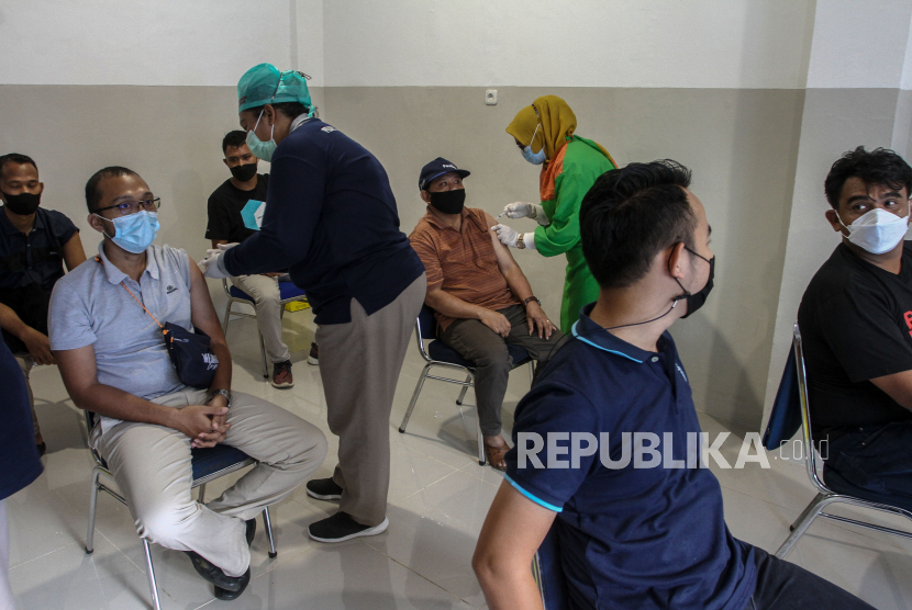 Sejumlah vaksinator menyuntikkan vaksin COVID-19 kepada warga di Gedung Vaksin Center RS Bhayangkara Pekanbaru saat peresmian gedung tersebut, di Pekanbaru, Riau, Kamis (17/6/2021). Kepolisian Daerah Riau mulai mengoperasikan gedung vaksin center untuk mempercepat program vaksinasi COVID-19 khususnya di Pekanbaru. 
