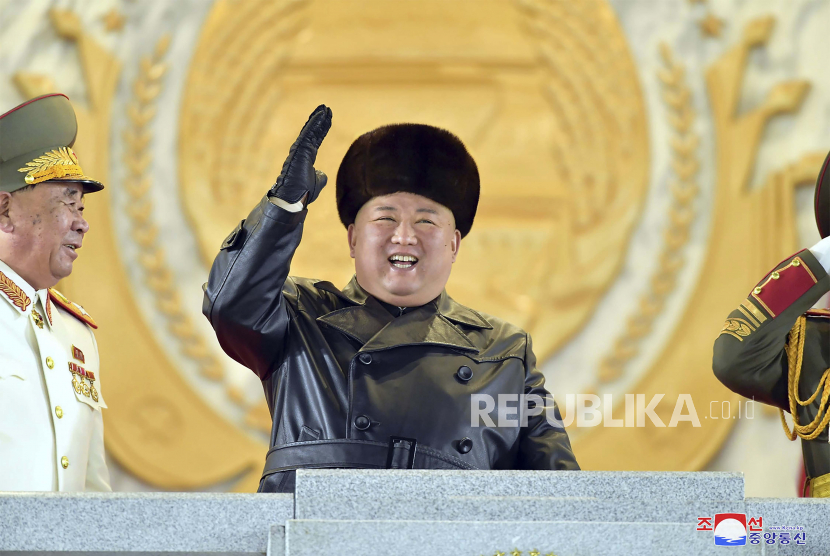 Korea Utara mendesak 1,2 juta tentaranya untuk bersatu di belakang pemimpin Kim Jong-un. Mereka harus membela dengan nyawa karena Kim merupakan panglima tertinggi militer.