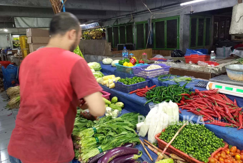 Salah seorang pedagang sayuran mengeluhkan harga cabai rawit merah yang menembus harga Rp 100 ribu per kg.