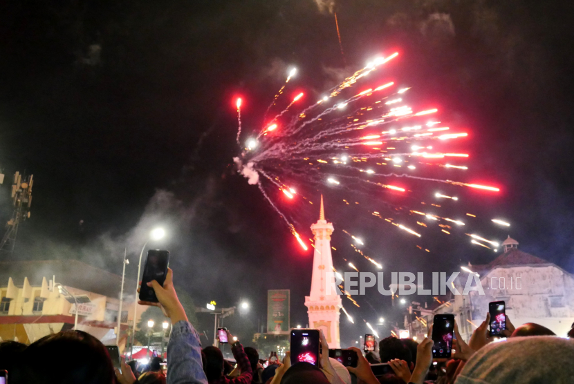 Keramaian warga saat malam Tahun Baru 2022 di Tugu Pal Putih, Yogyakarta.