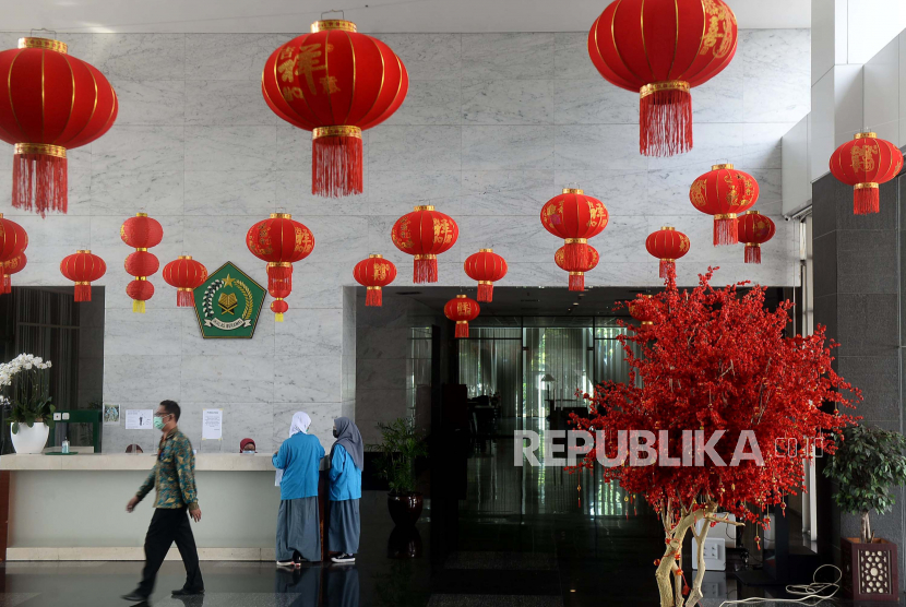 Pegawai beraktivitas dibawah hiasan lampion di lobby kantor Kementerian Agama (Kemenag), Thamrin, Jakarta, Jumat (5/2). Kabar Jakarta akan mengalami lockdown saat libur Imlek adalah hoaks.